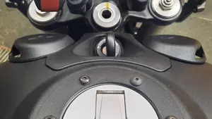 Moto Guzzi V85 TT (2021 - 23)  (2)