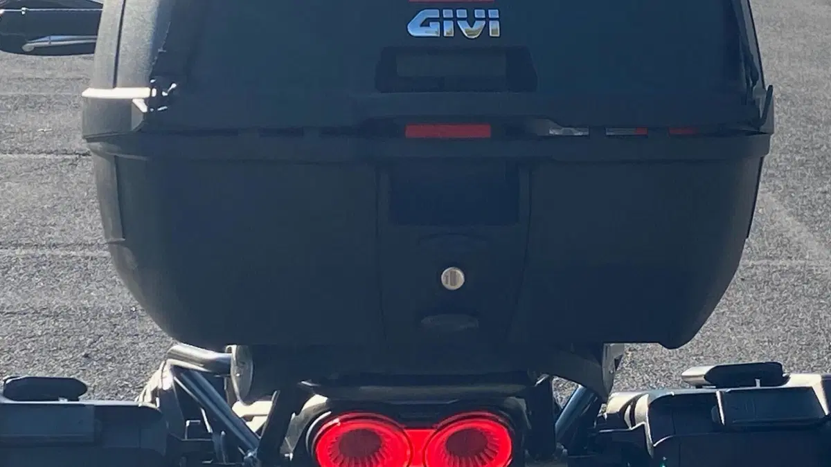 Moto Guzzi V85 TT (2021 - 23)  (7)