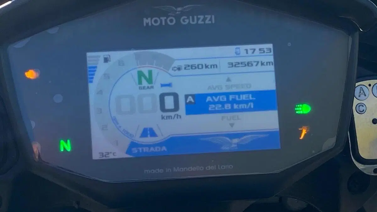 Moto Guzzi V85 TT (2021 - 23)  (3)
