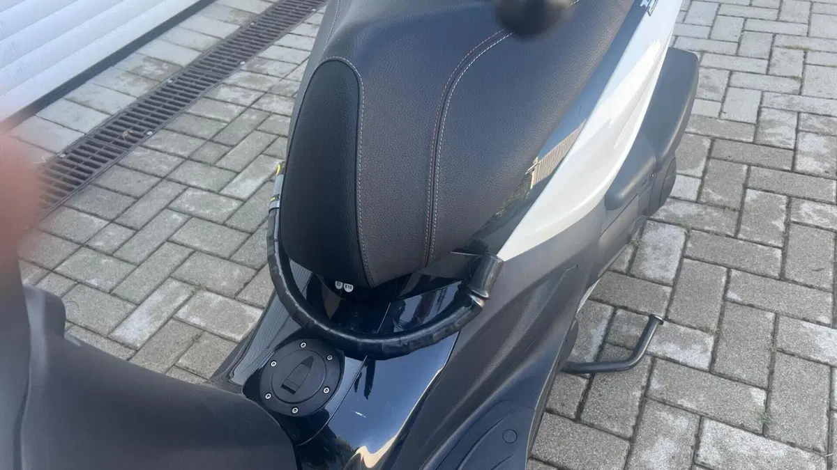 Piaggio Beverly 300 Hpe (2021)  (7)