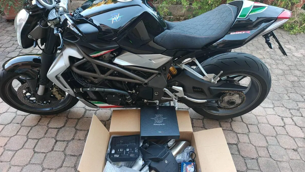 MV Agusta Brutale 990 R (2009 - 12)  (4)