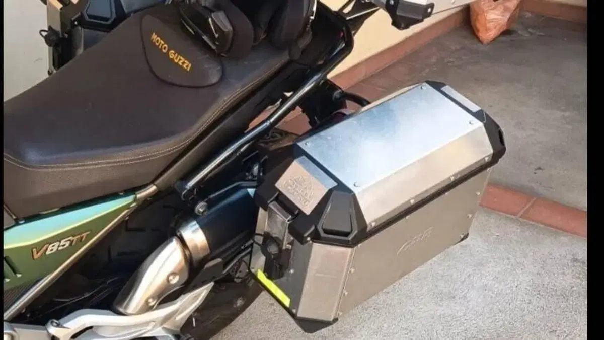 Moto Guzzi V85 TT Centenario (2021 - 22)  (2)