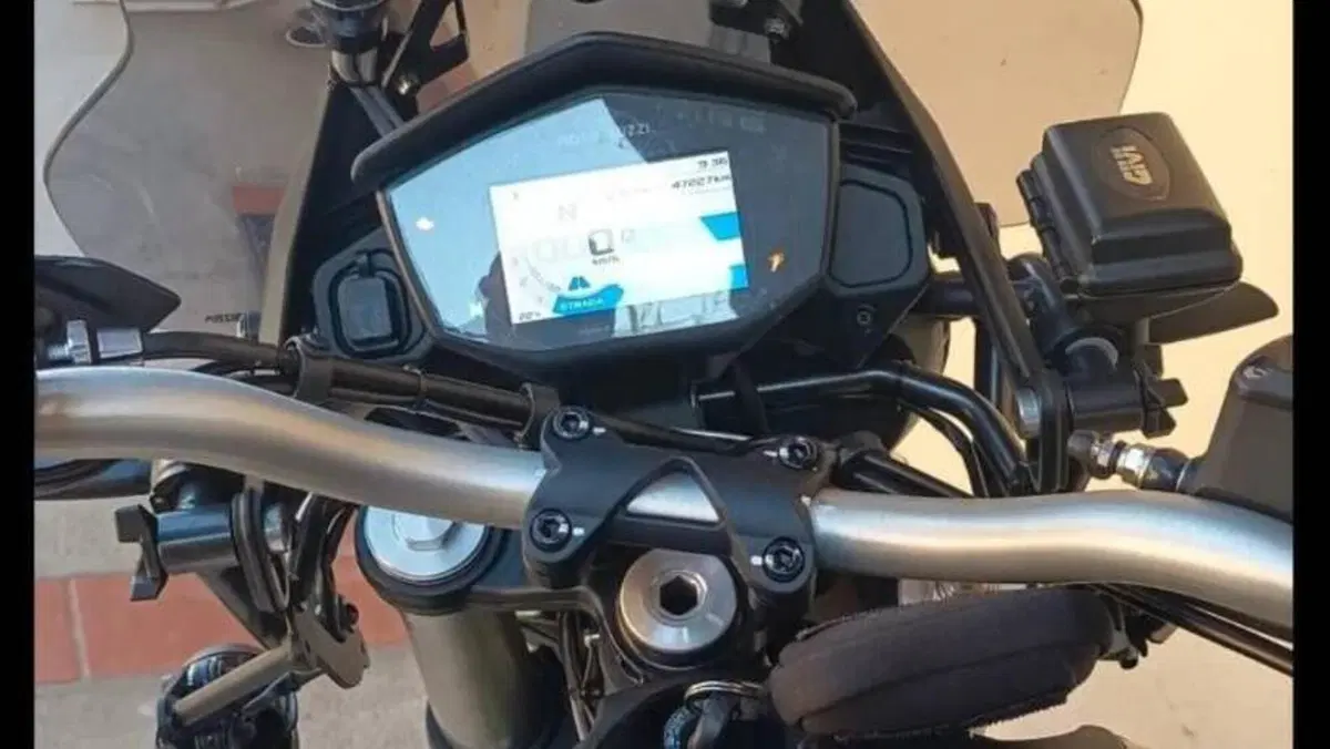 Moto Guzzi V85 TT Centenario (2021 - 22)  (3)