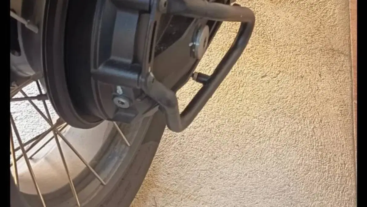 Moto Guzzi V85 TT Centenario (2021 - 22)  (4)