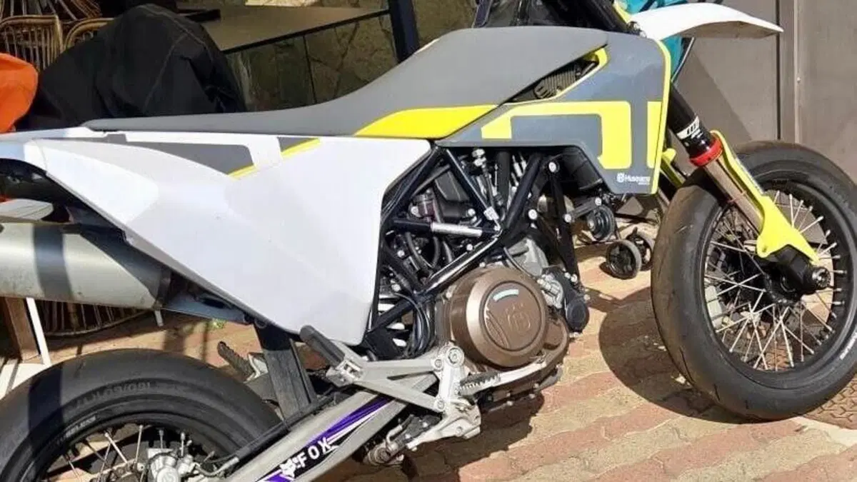 Husqvarna 701 Supermoto (2020)  (2)