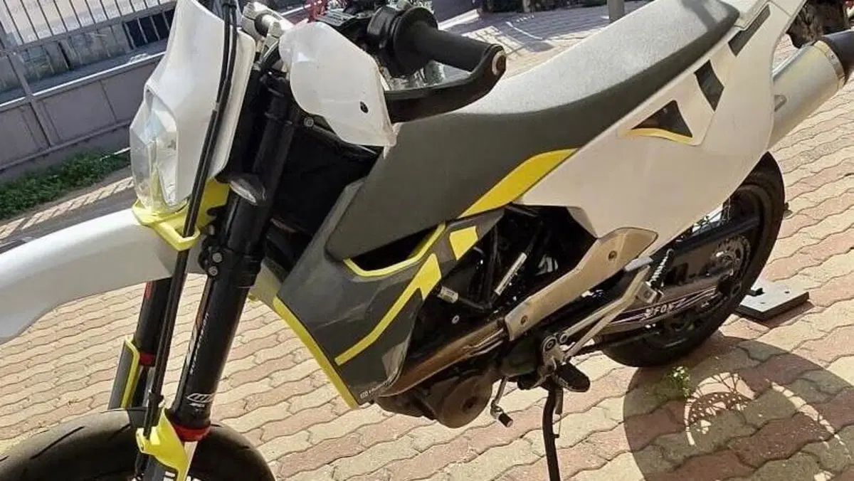 Husqvarna 701 Supermoto (2020)  (4)