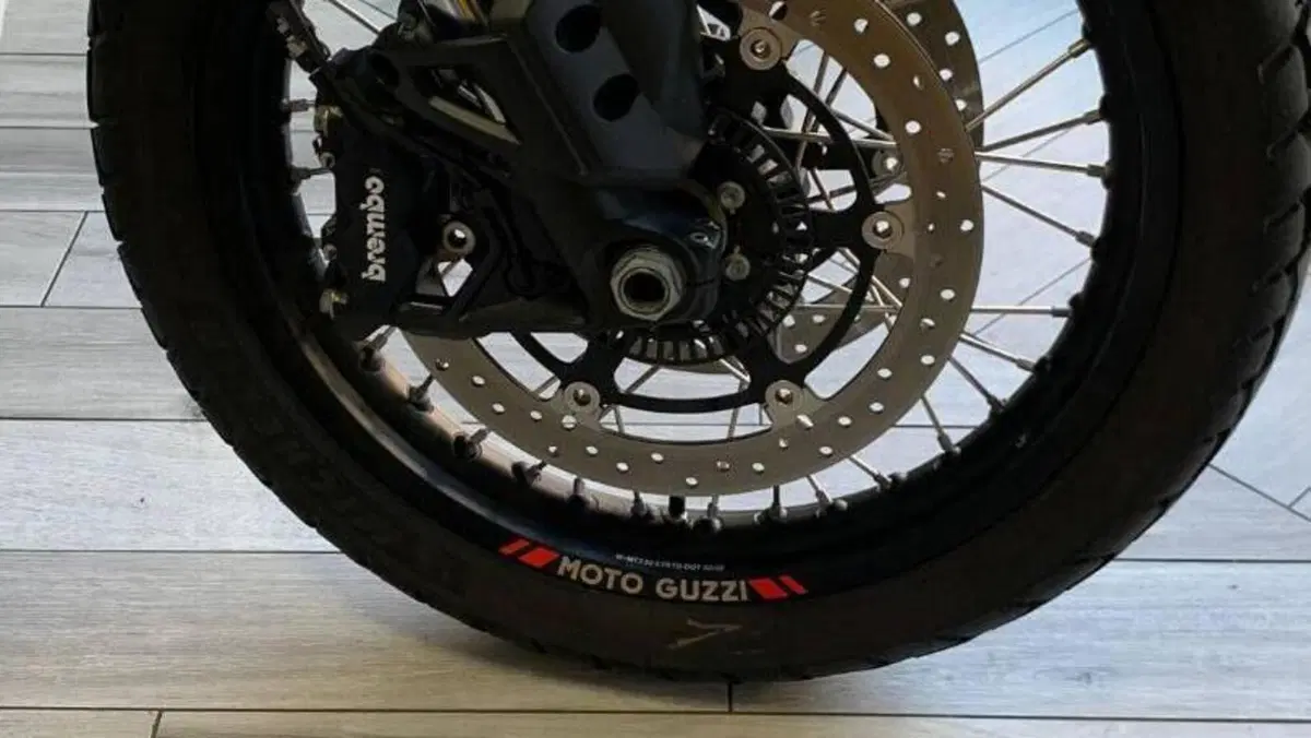 Moto Guzzi V85 TT Travel (2020)  (4)