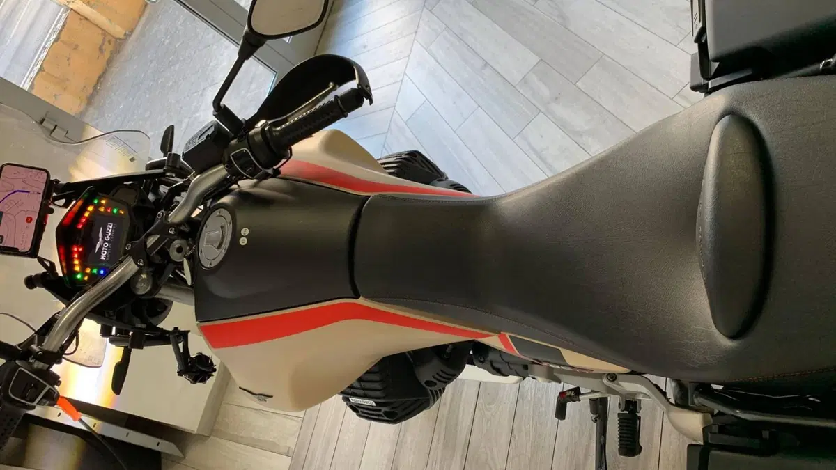 Moto Guzzi V85 TT Travel (2020)  (5)