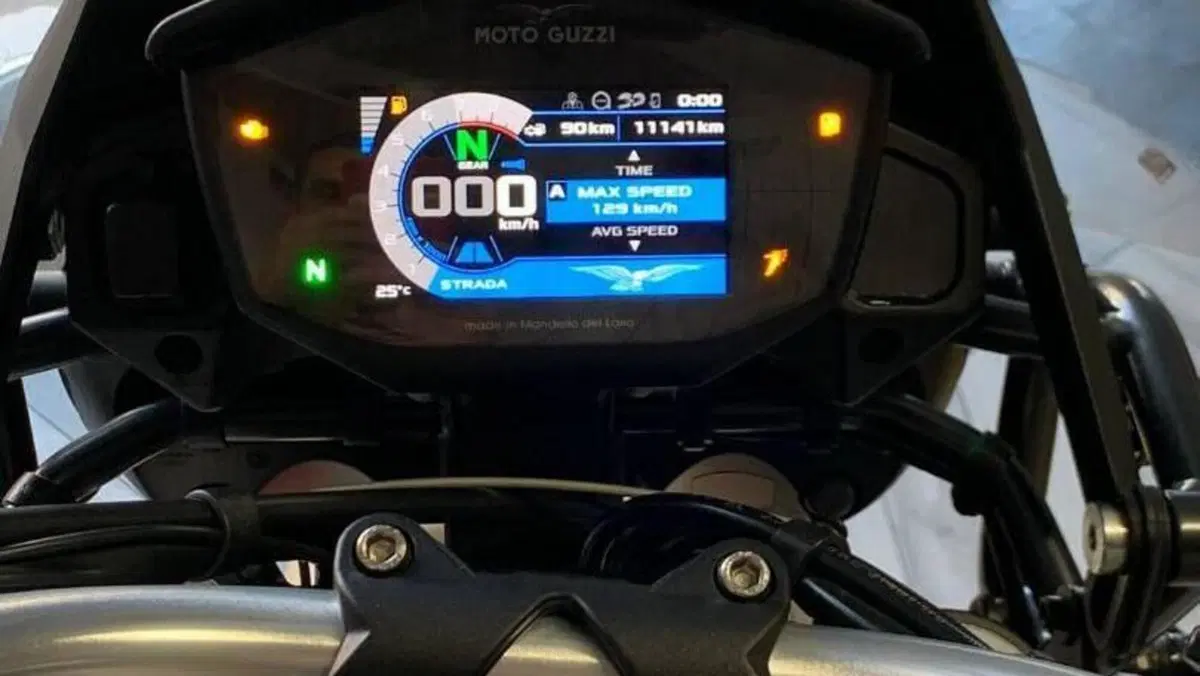 Moto Guzzi V85 TT Travel (2020)  (10)