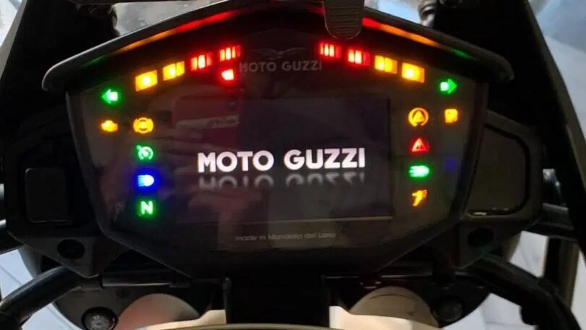 Moto Guzzi V85 TT Travel (2020)  (13)