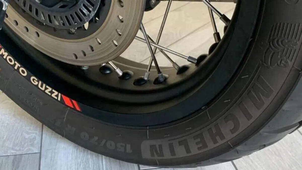 Moto Guzzi V85 TT Travel (2020)  (15)