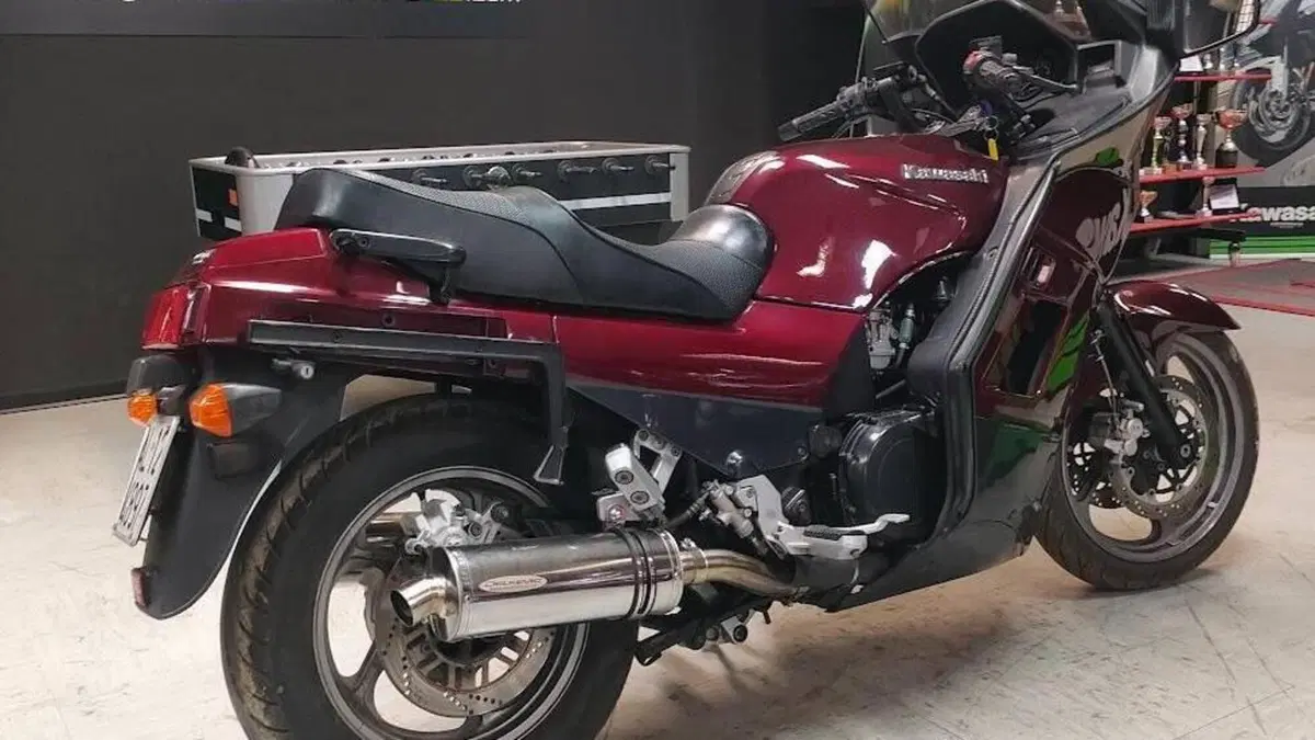 Kawasaki GTR 1000  (3)