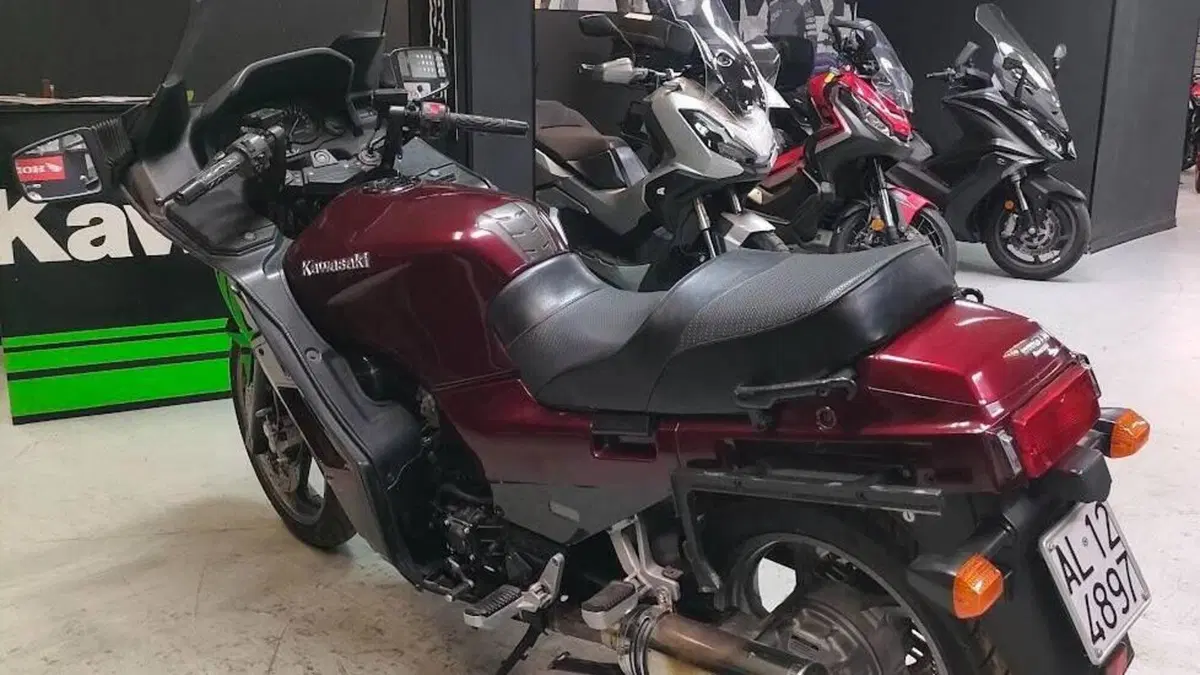 Kawasaki GTR 1000  (5)