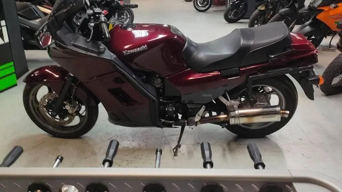Kawasaki GTR 1000  (6)