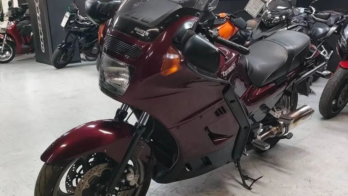 Kawasaki GTR 1000  (7)