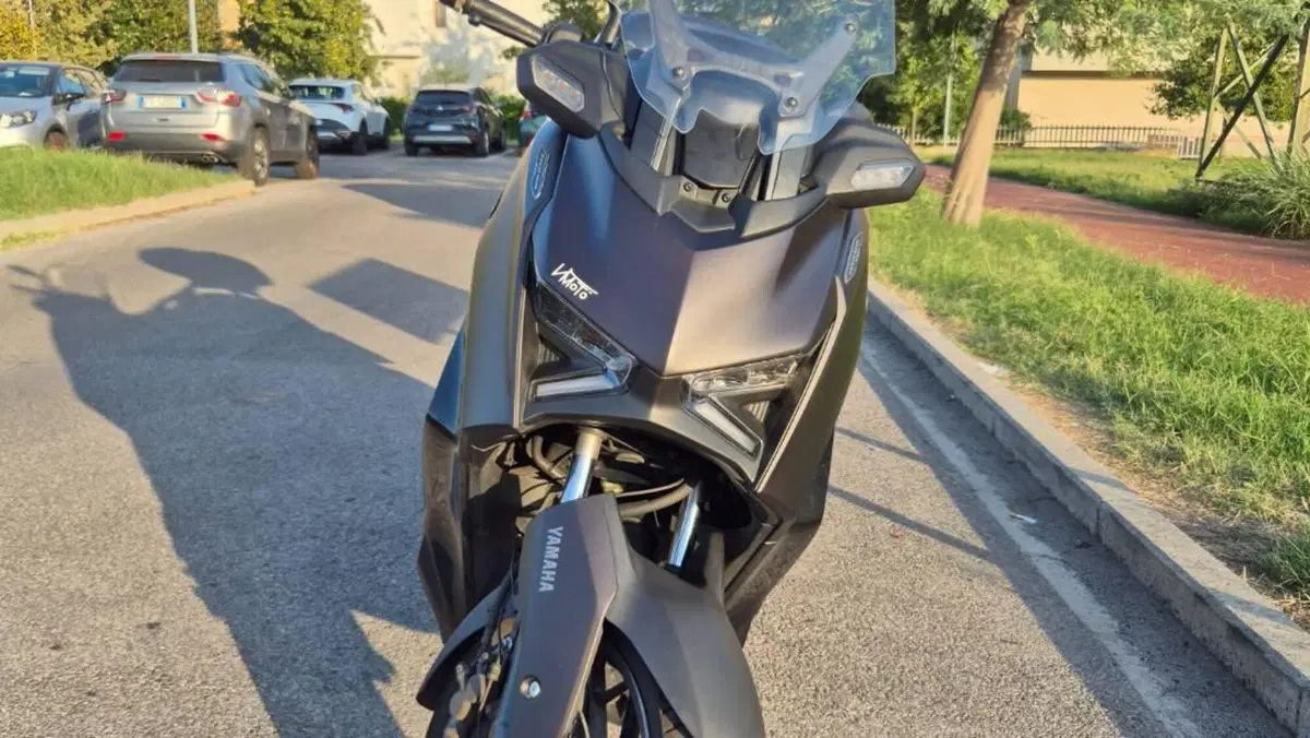 Yamaha X-Max 300 Tech Max+ (2025 - 26)  (3)