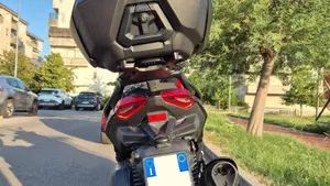 Yamaha X-Max 300 Tech Max+ (2025 - 26)  (4)