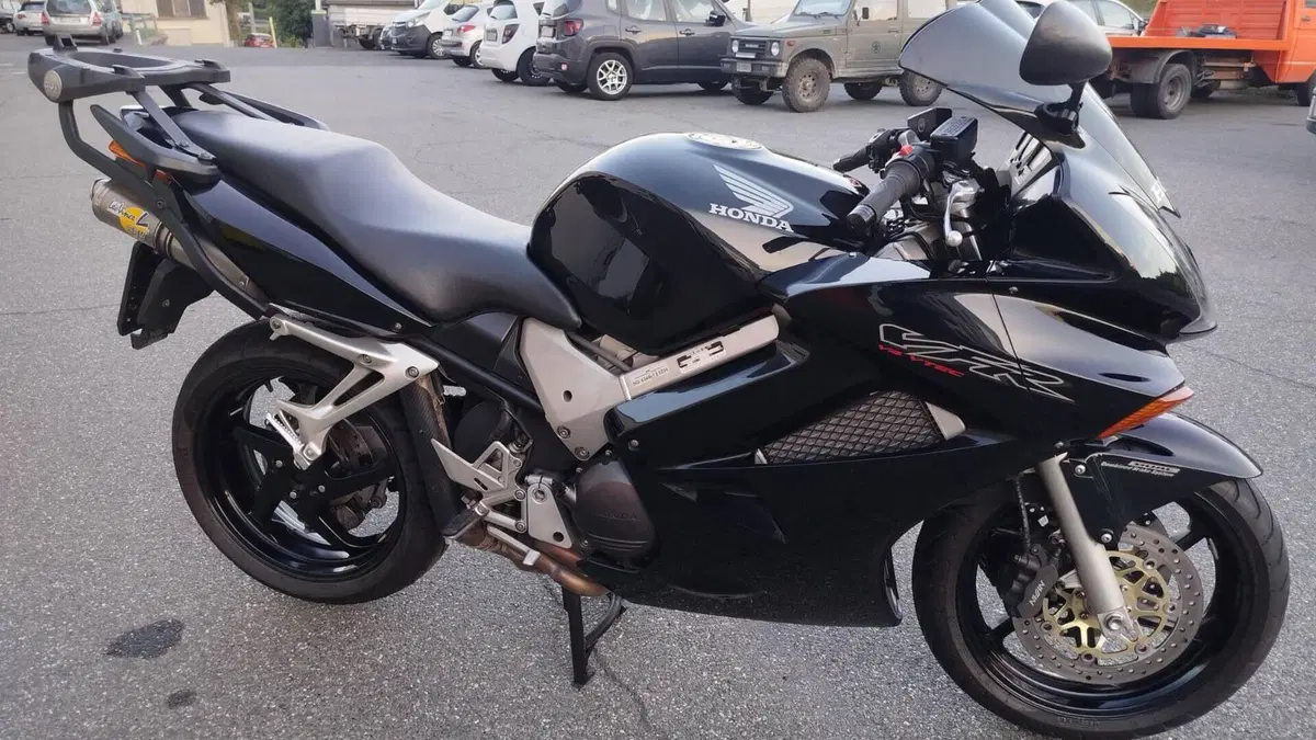 Honda VFR 800 (2002 - 05) 