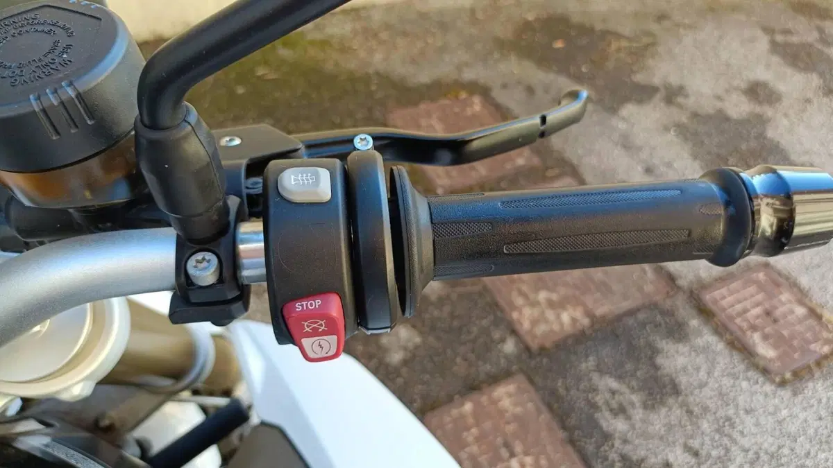 Bmw F 800 R (2015 - 16)  (4)