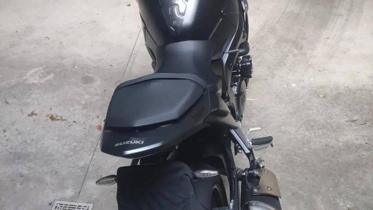Suzuki GSR 750 Mat Black L.E. (2013 - 14)  (3)