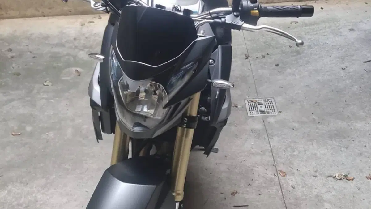 Suzuki GSR 750 Mat Black L.E. (2013 - 14)  (4)