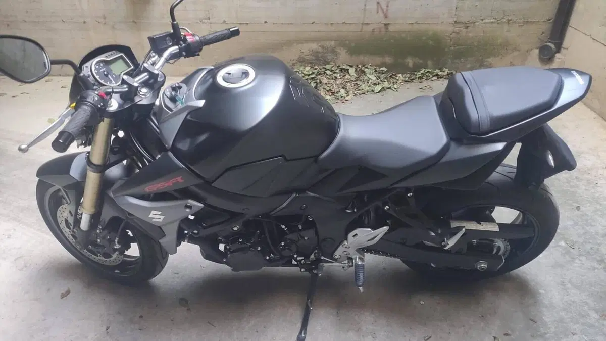 Suzuki GSR 750 Mat Black L.E. (2013 - 14)  (2)