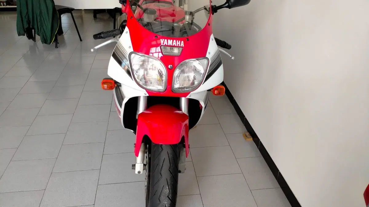Yamaha YZF 750 R  (3)