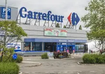 Carrefour vieta le auto elettriche nei parcheggi sul tetto: cosa succede in Belgio