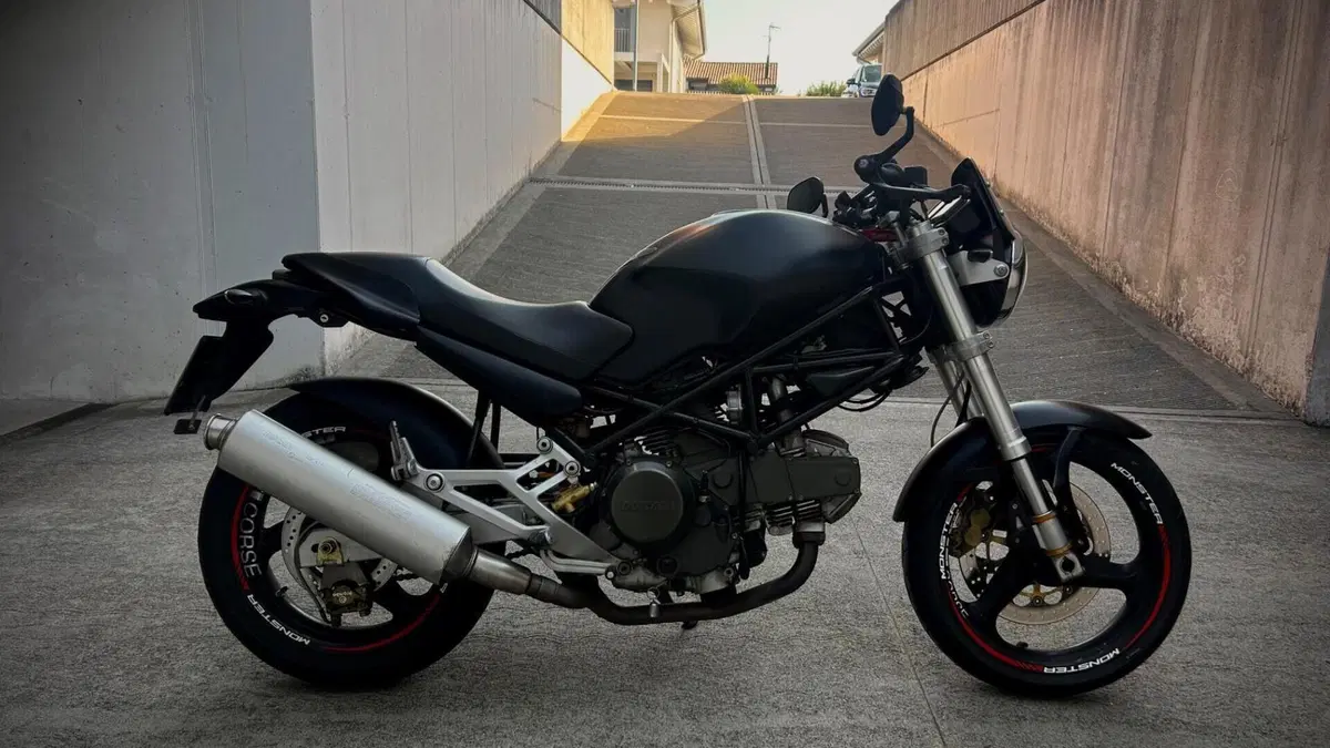 Ducati Monster 600 Dark (1998 - 01)  (2)
