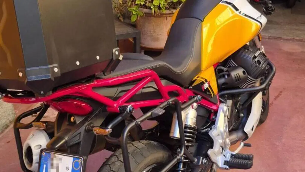Moto Guzzi V85 TT Evocative Graphics (2021 - 23)  (2)