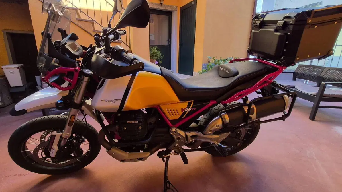Moto Guzzi V85 TT Evocative Graphics (2021 - 23)  (3)