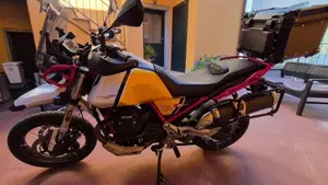 Moto Guzzi V85 TT Evocative Graphics (2021 - 23)  (3)
