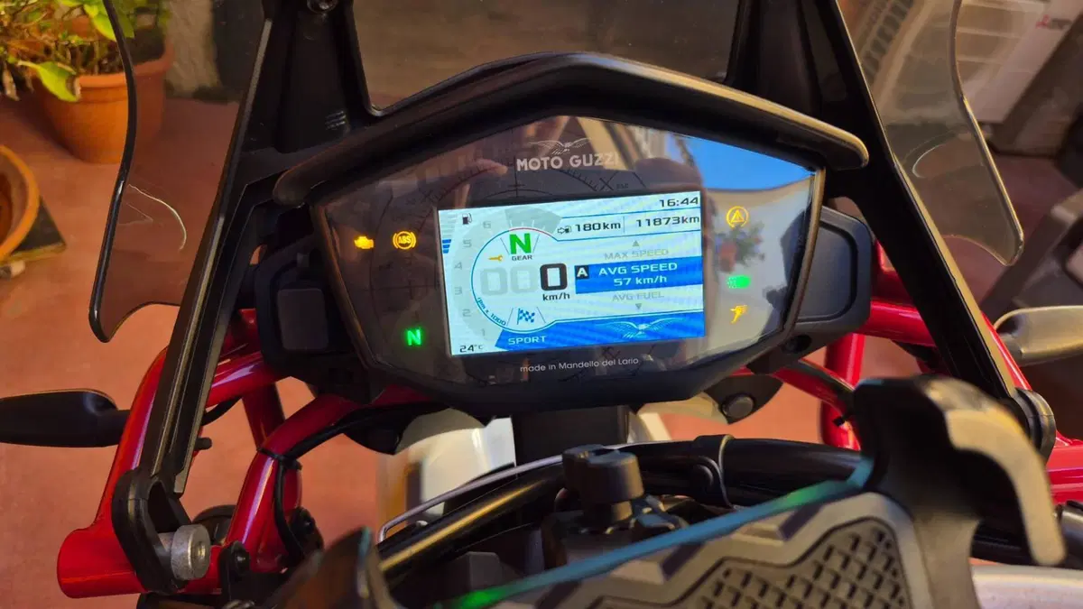 Moto Guzzi V85 TT Evocative Graphics (2021 - 23)  (4)