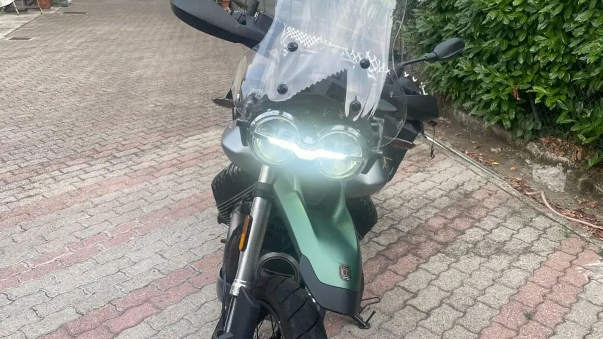 Moto Guzzi V85 TT Centenario (2021 - 22)  (4)
