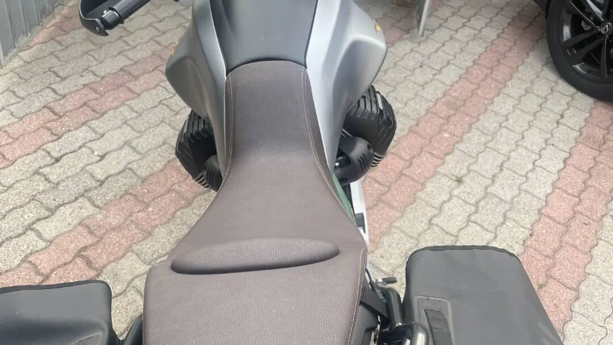 Moto Guzzi V85 TT Centenario (2021 - 22)  (6)