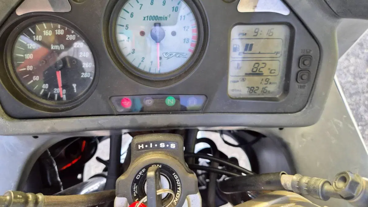 Honda VFR 800 (1998 - 01)  (2)