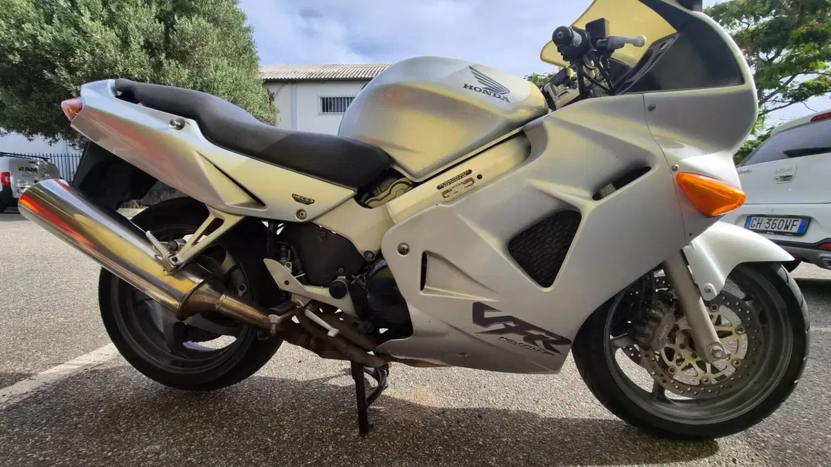 Honda VFR 800 (1998 - 01)  (4)