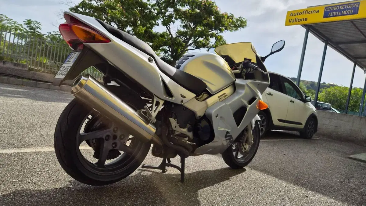 Honda VFR 800 (1998 - 01)  (9)