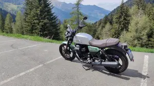 Moto Guzzi V7 Stone Centenario (2021 - 22)  (2)
