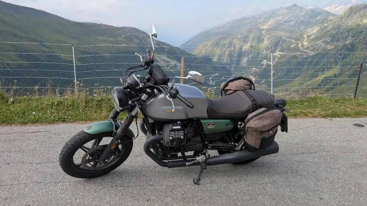 Moto Guzzi V7 Stone Centenario (2021 - 22)  (4)