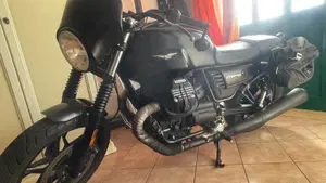 Moto Guzzi V7 III Stone (2017 - 20)  (2)