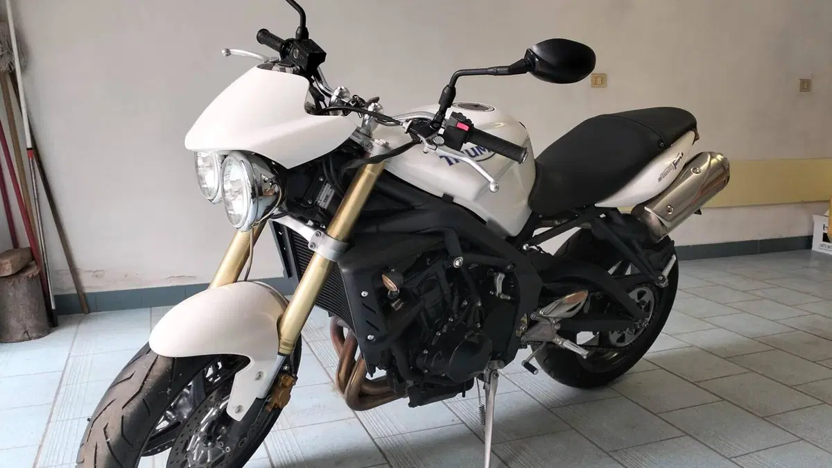 Triumph Street Triple (2007 - 12)  (2)