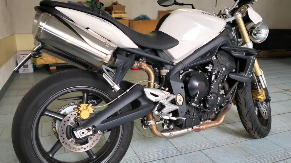 Triumph Street Triple (2007 - 12)  (4)