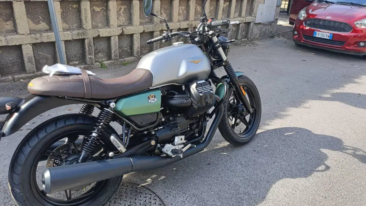 Moto Guzzi V7 Stone (2021 - 24) 