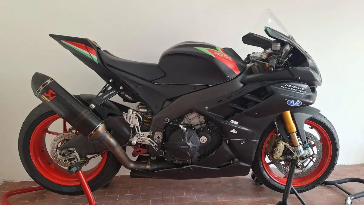 Aprilia Tuono V4 Factory (2015 - 17)  (2)