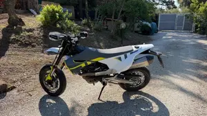 Husqvarna 701 Supermoto (2020)  (2)