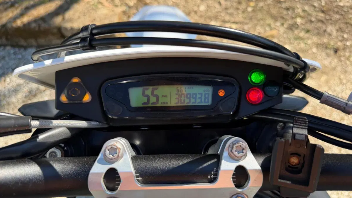 Husqvarna 701 Supermoto (2020)  (4)