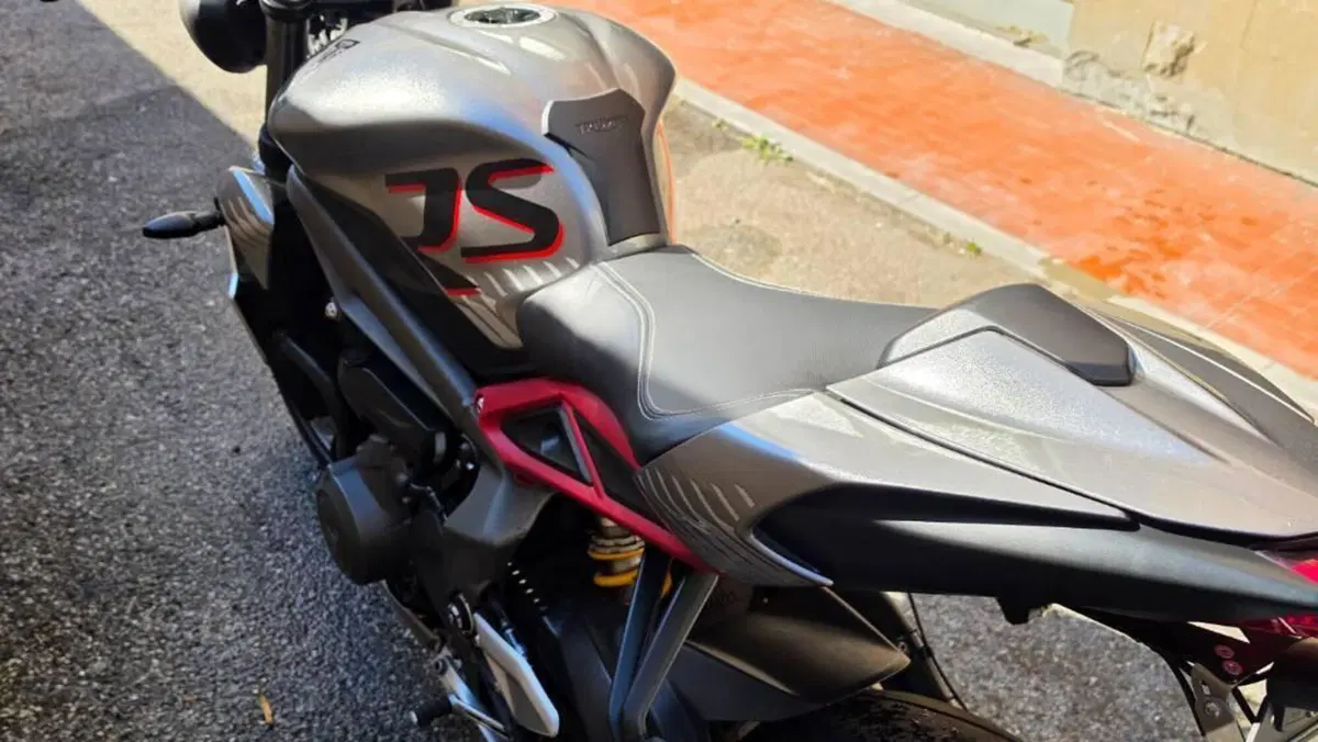 Triumph Street Triple RS (2020 - 22)  (4)