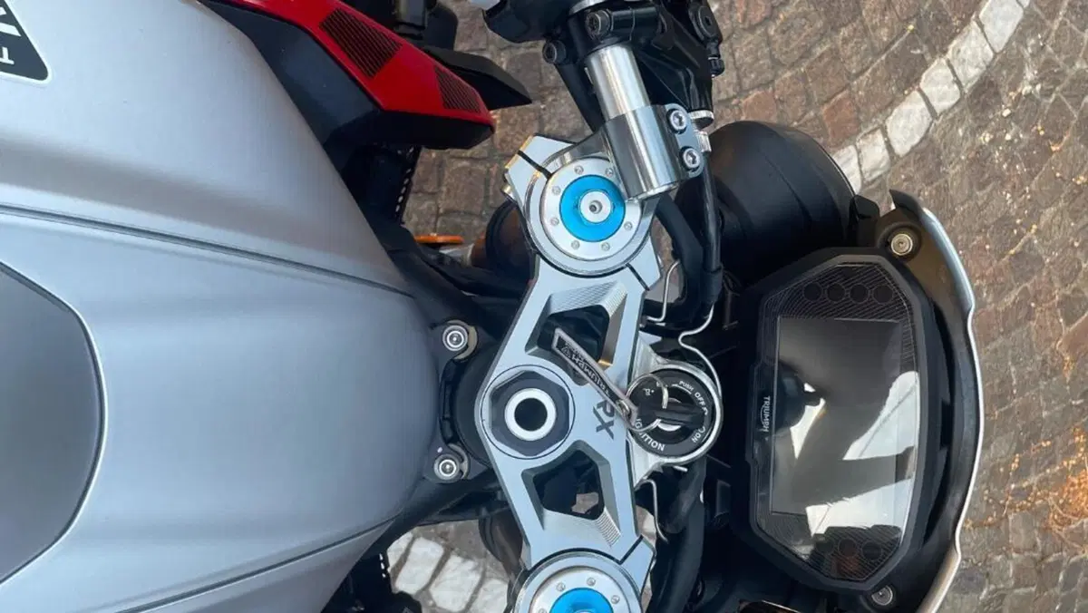 Triumph Street Triple 765 RX (2026)  (2)