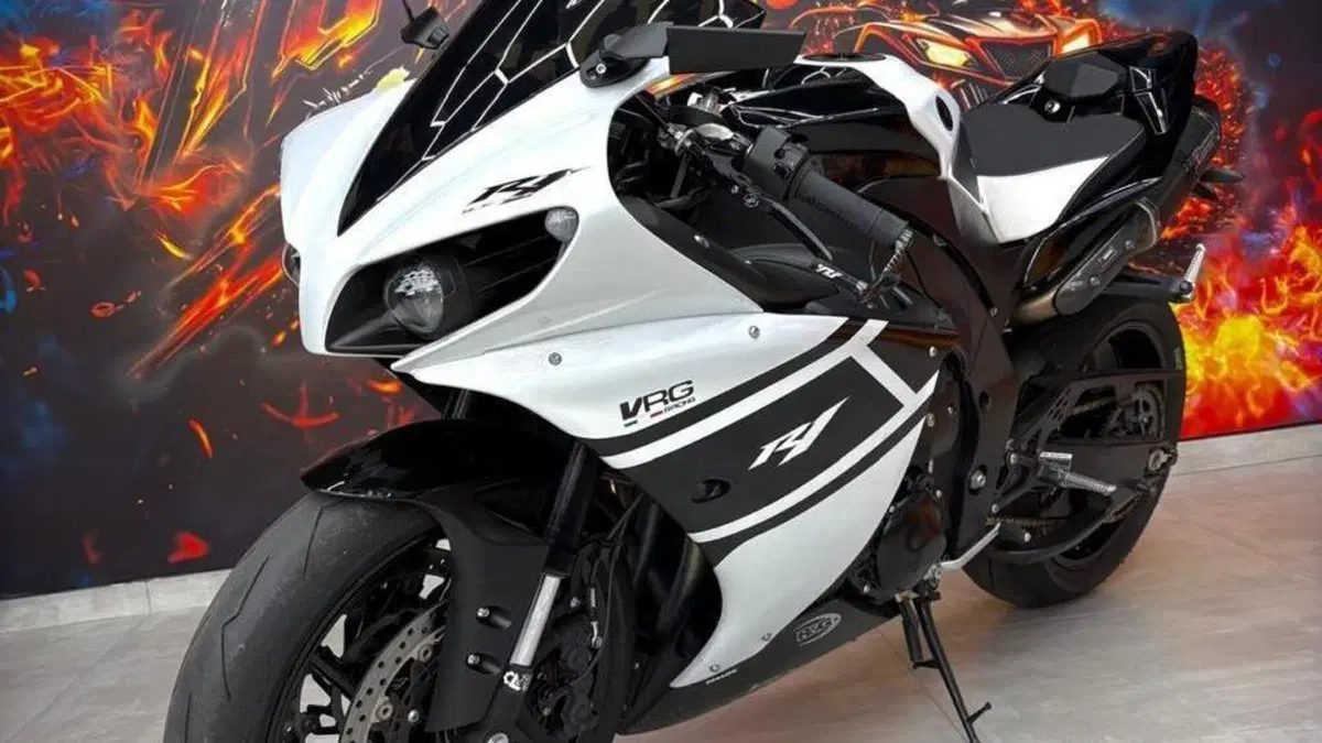 Yamaha YZF R1 (2015 - 16)  (11)